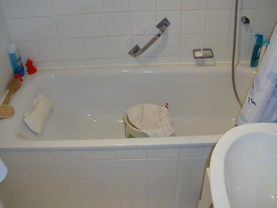 Bad mit Wanne in Wei� Terrassenwohnung Wiesbaden