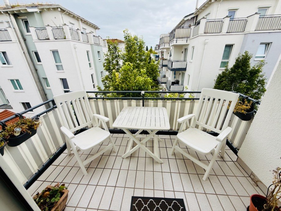 Balkon mit Blick in die Anlage Wohnung Wiesbaden